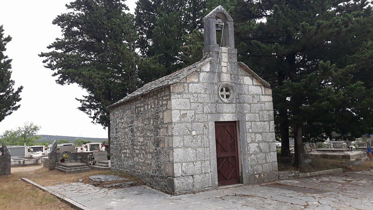 Kerk van de h cyprianus op de begraafplaats praznica