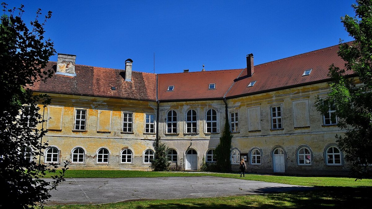 Kasteel op het plein van koningin jelena sveti kriz zacretje