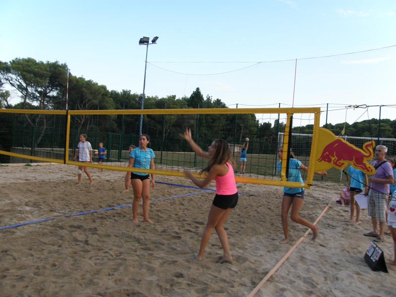 Strand paltana banjole beachvolleybal en voetbal
